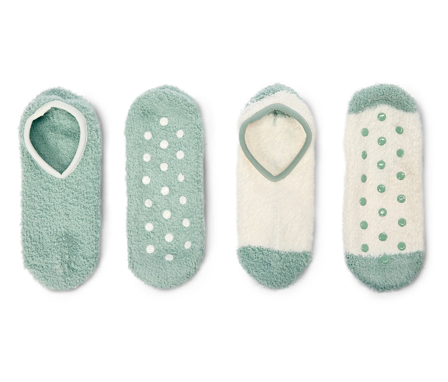 Čtyři páry chlupatých ponožek v zelené a bílé barvě leží na bílém pozadí.
