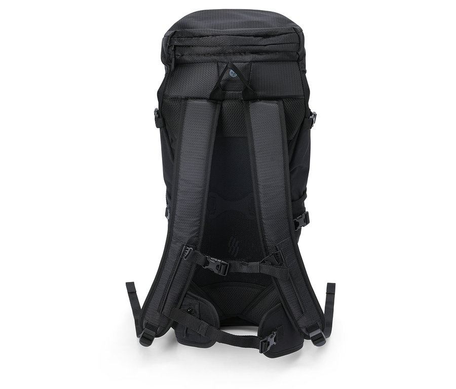 Pohled zezadu na černý batoh s polstrovanými popruhy a několika přezkami.