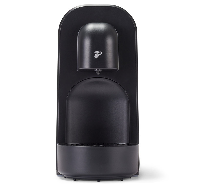 Černý kávovar Cafissimo now red zepředu, s držákem na kapsle a odkapávací miskou.