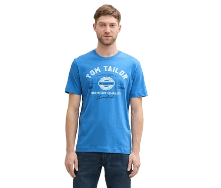 Muž má na sobě tričko s logem Tom Tailor, sapphire blue a džíny.