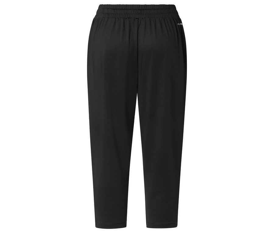 Pohled zezadu na černé tepláky.