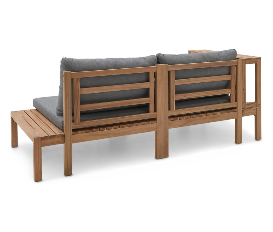 Dřevěná lavice se šedými polštáři a odkládacím stolkem zezadu.