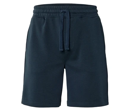 Detailní záběr na tmavě modré šortky se stahovací šňůrkou.