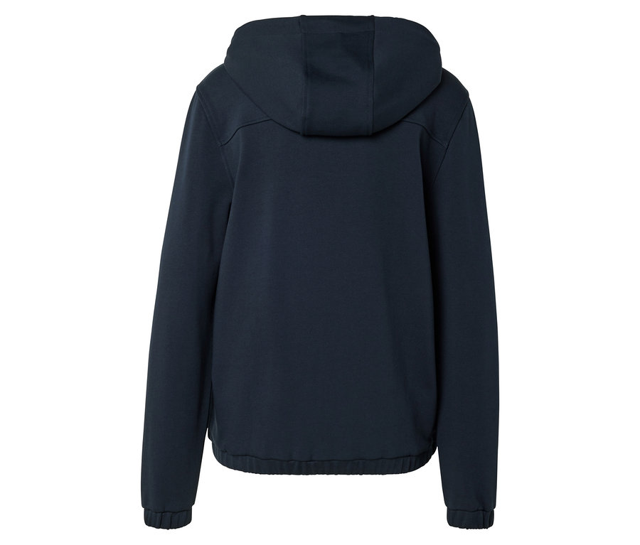 Pohled zezadu na tmavě modrou mikinu s kapucí a dlouhými rukávy.