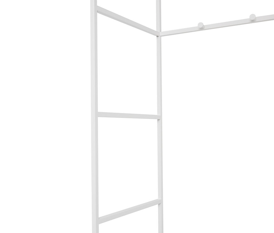 Detailní pohled na bílý kovový regál s lištou na háčky.