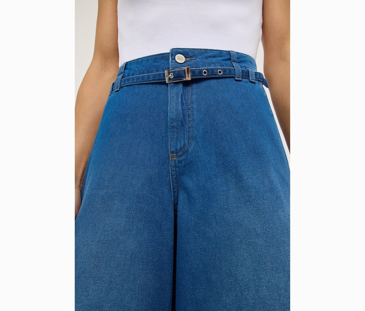 Detailní záběr na ženu v džínách Angels Denim »Liva« Sleek Wide Leg.