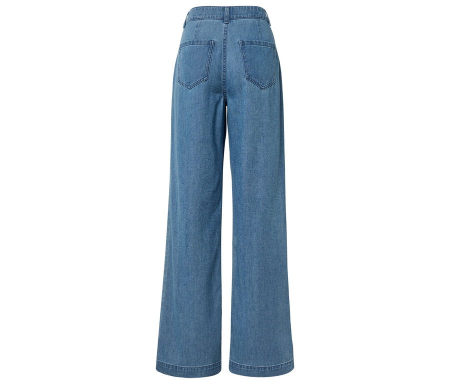 Pohled zezadu na světle modré široké džíny se dvěma zadními kapsami.