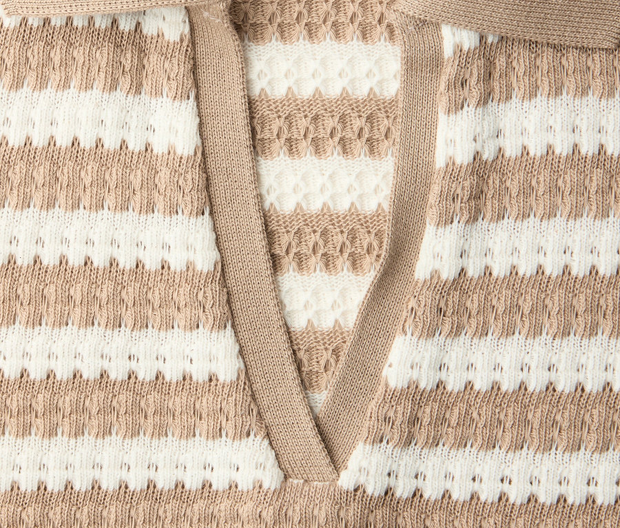 Detail úpletového trička Street One s béžovými a bílými pruhy a límcem.