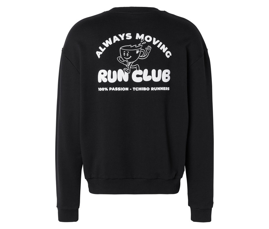 Černá mikina s bílým potiskem na zádech: „ALWAYS MOVING“, běžící hrnek kávy, „RUN CLUB“ a „100% PASSION - TCHIBO RUNNERS“.