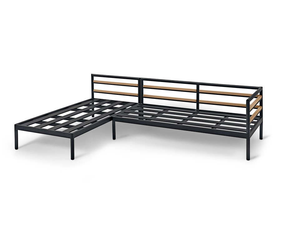 Černý rám rohové pohovky s dřevěnými detaily.