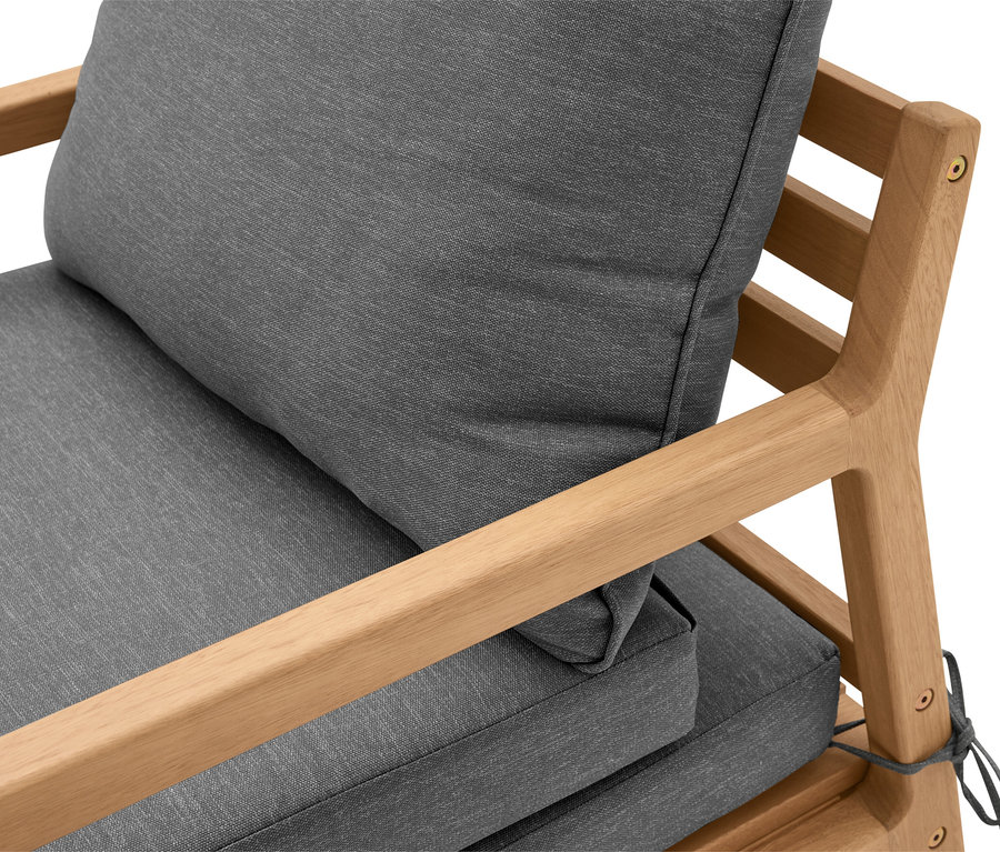 Detailní pohled na rozkládací zahradní křeslo s šedými polštáři a světlým dřevěným rámem.