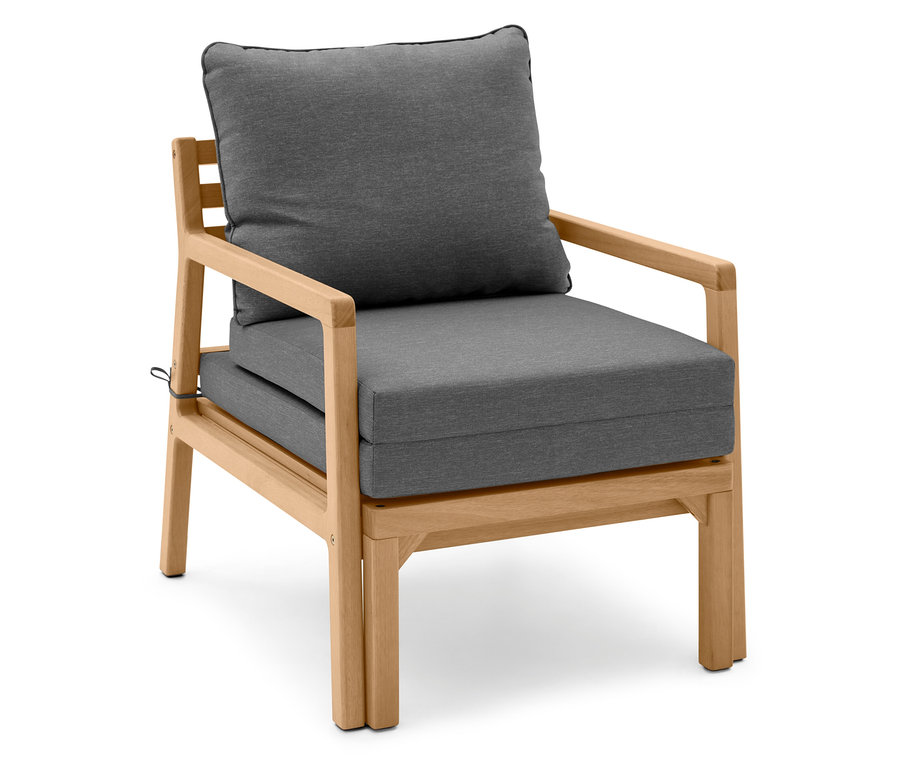 Rozkládací zahradní křeslo se šedým čalouněním a dřevěným rámem stojí na bílém pozadí.