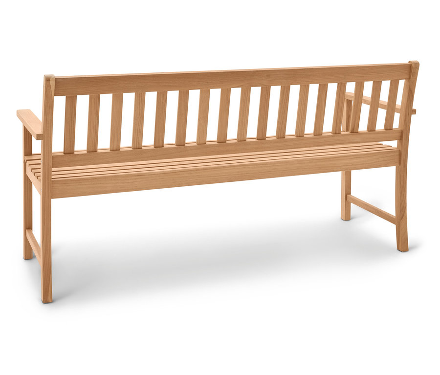 Dřevěná zahradní lavice s područkami stojí na bílém pozadí.