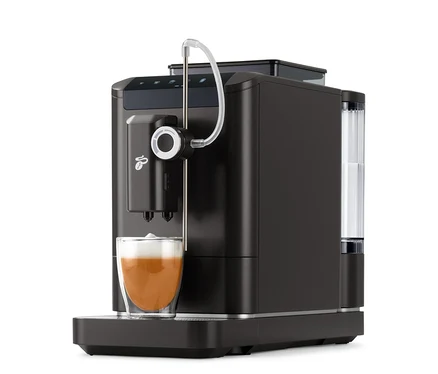 Automatický kávovar »Esperto 2 Milk« Granite Black s šálkem kávy.