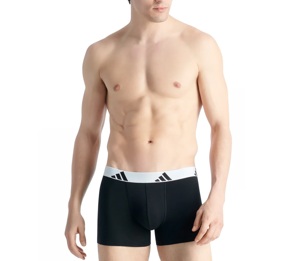 Muž bez trička má na sobě černé boxerky adidas Active Flex Cotton s bílým pasem a logem adidas.