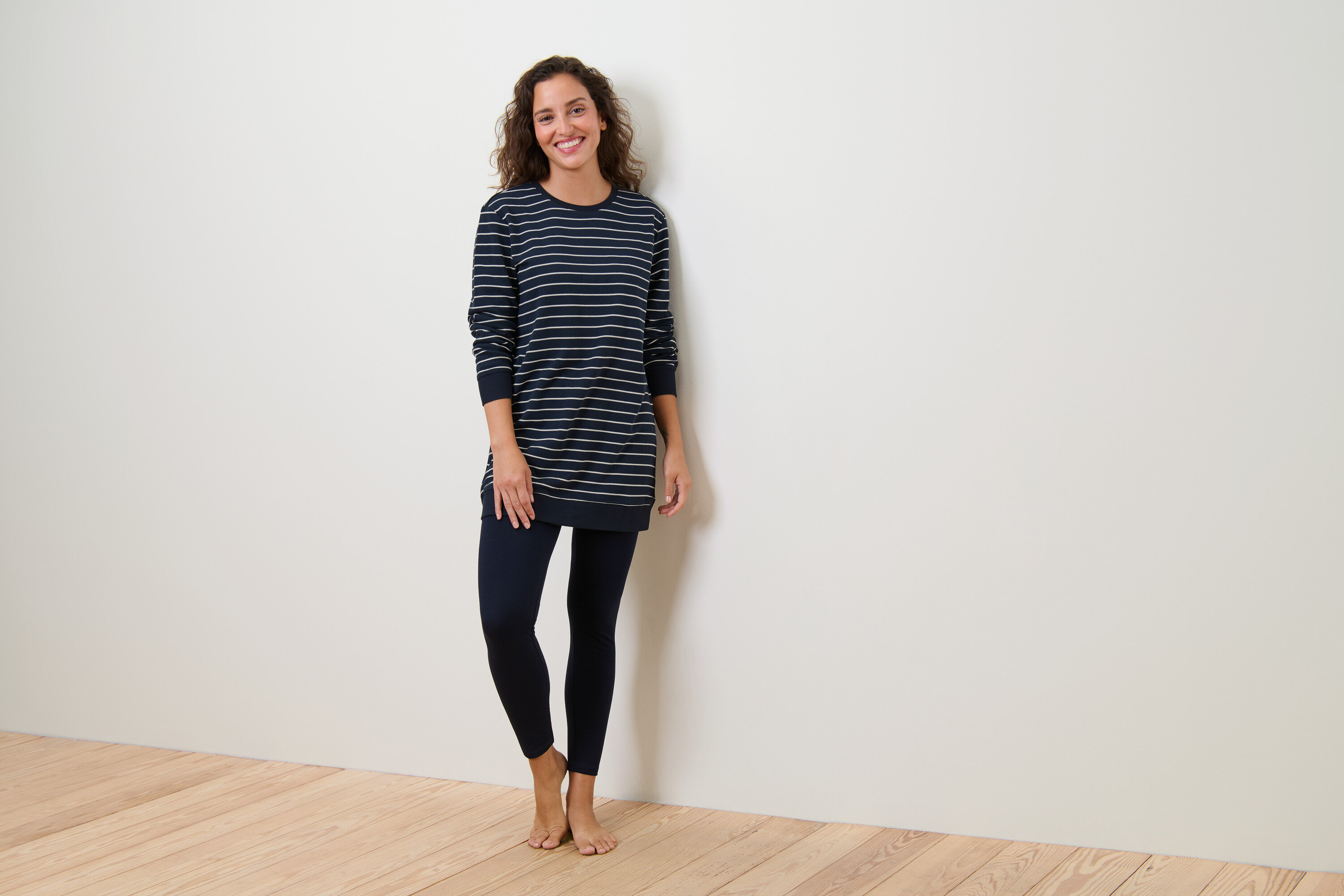 Žena má na sobě pyžamo s legínami.