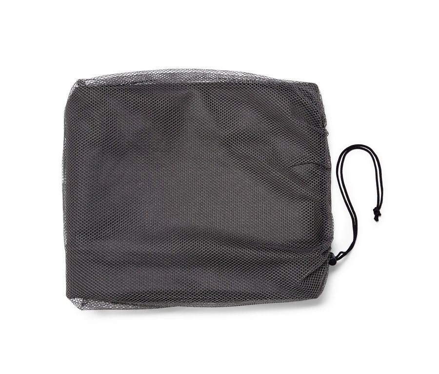 Černý prémiový ochranný kryt na plážové koše L se stahovací šňůrkou na bílém pozadí.