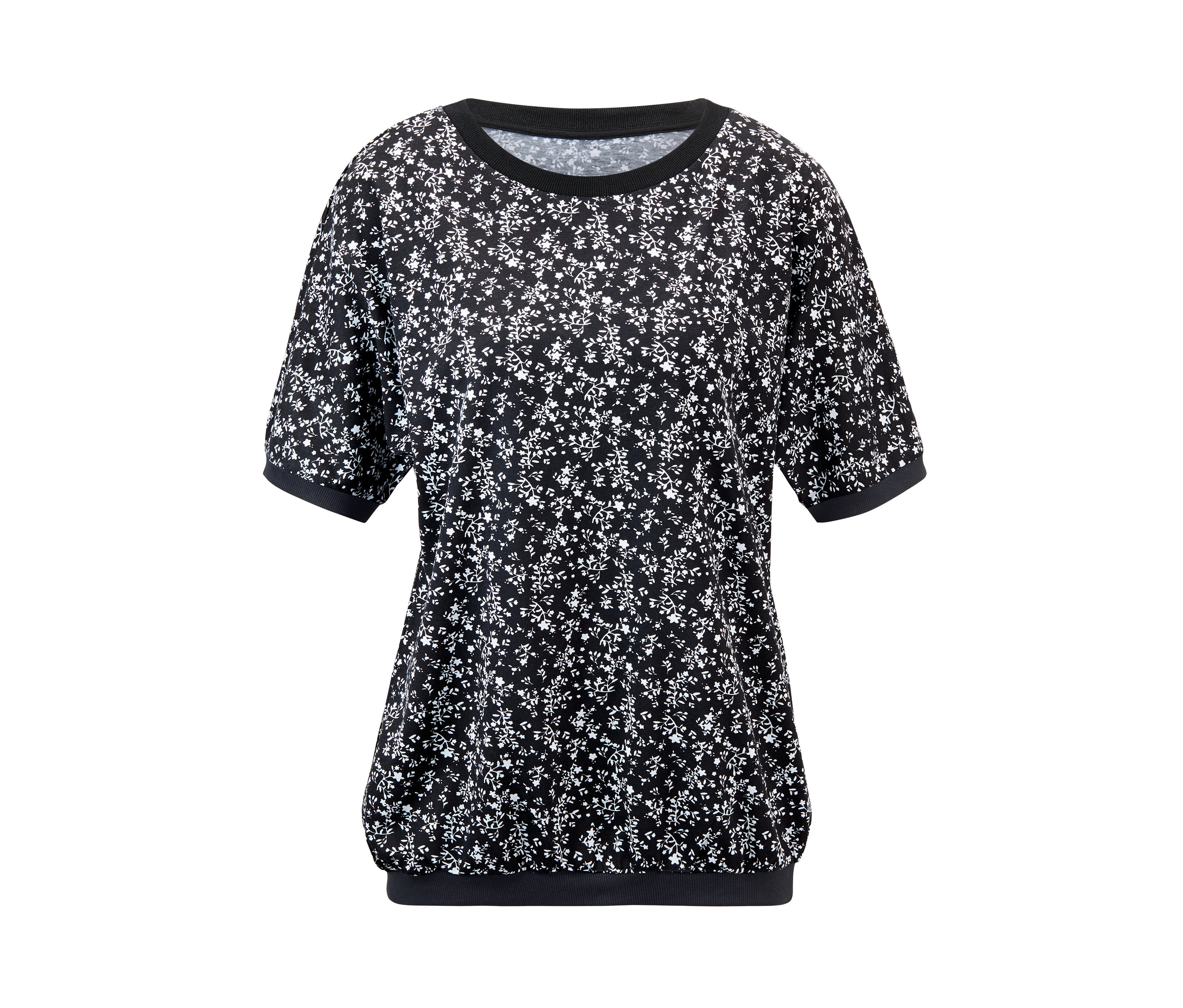 Černé tričko s netopýřími rukávy a bílým květinovým vzorem.