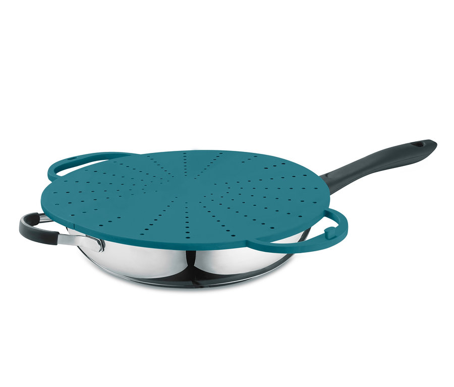 Na hrnci leží tyrkysové multifunkční víko na pánev 3 v 1.