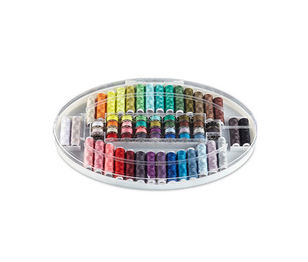 Sada šicích nití v průhledném oválném obalu.