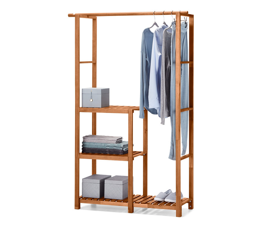 Univerzální regál z masivního dřeva včetně šatní tyče s oblečením, ručníky a úložnými boxy.