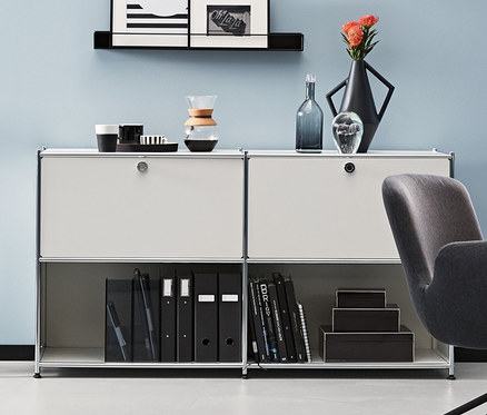 Pokoj s antracitovou kancelářskou židlí a kovovými odkládacími skříňkami. Jedna antracitová a dvě bílé kovové odkládací skříňky CN3 se 2 přemístitelnými výklopnými dvířky.