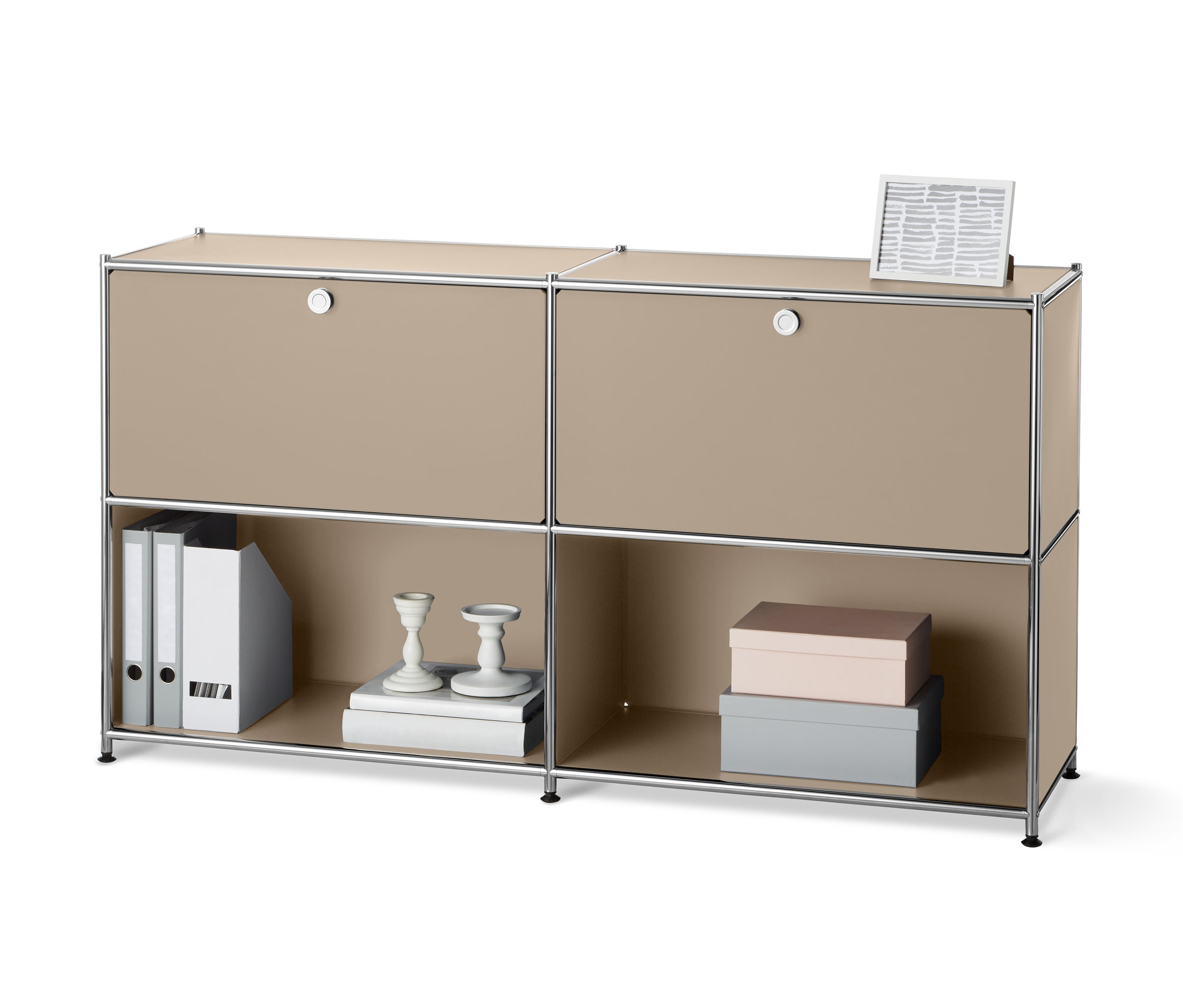 Kovová odkládací skříňka se 2 přemístitelnými výklopnými dvířky a kovová odkládací skříňka »CN3« se 2 přemístitelnými výklopnými dvířky. Na horní polici je dekorace.