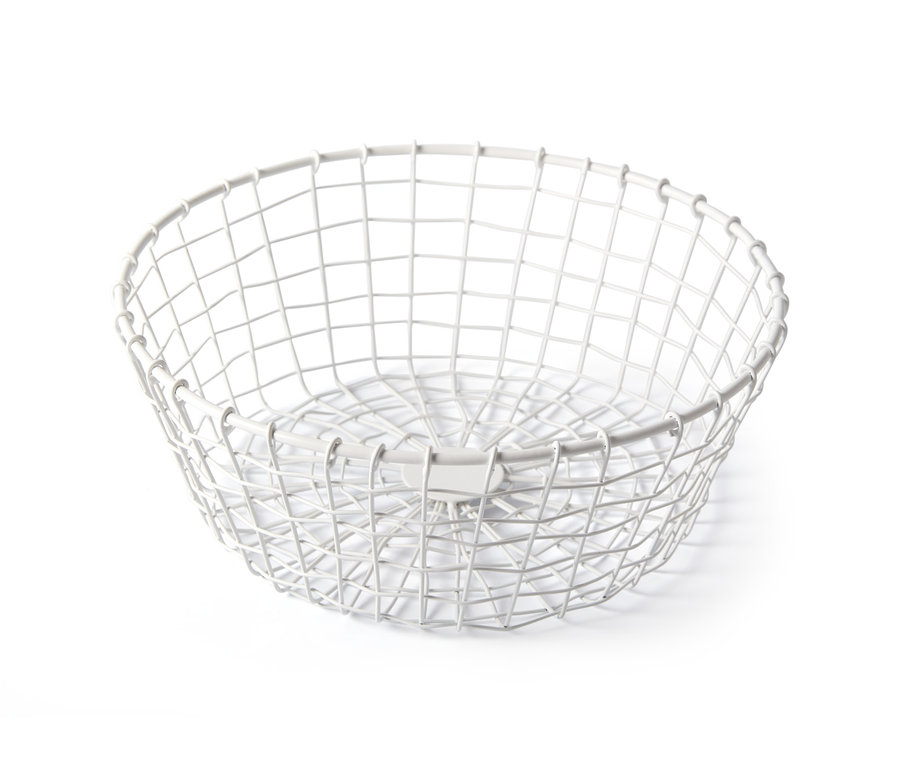 Drátěná mísa na bílém pozadí.