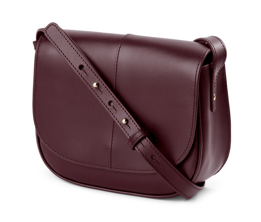 Detail kožené kabelky »Saddle Bag« bordó barvy s nastavitelným popruhem.