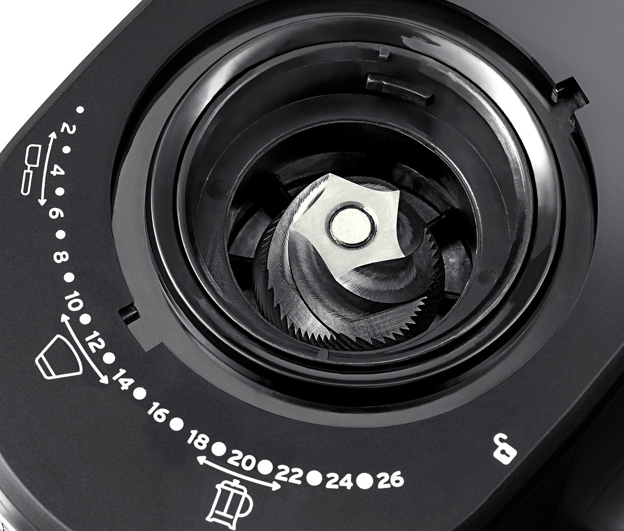 Detailní pohled do vnitřku elektrického mlýnku na kávu.