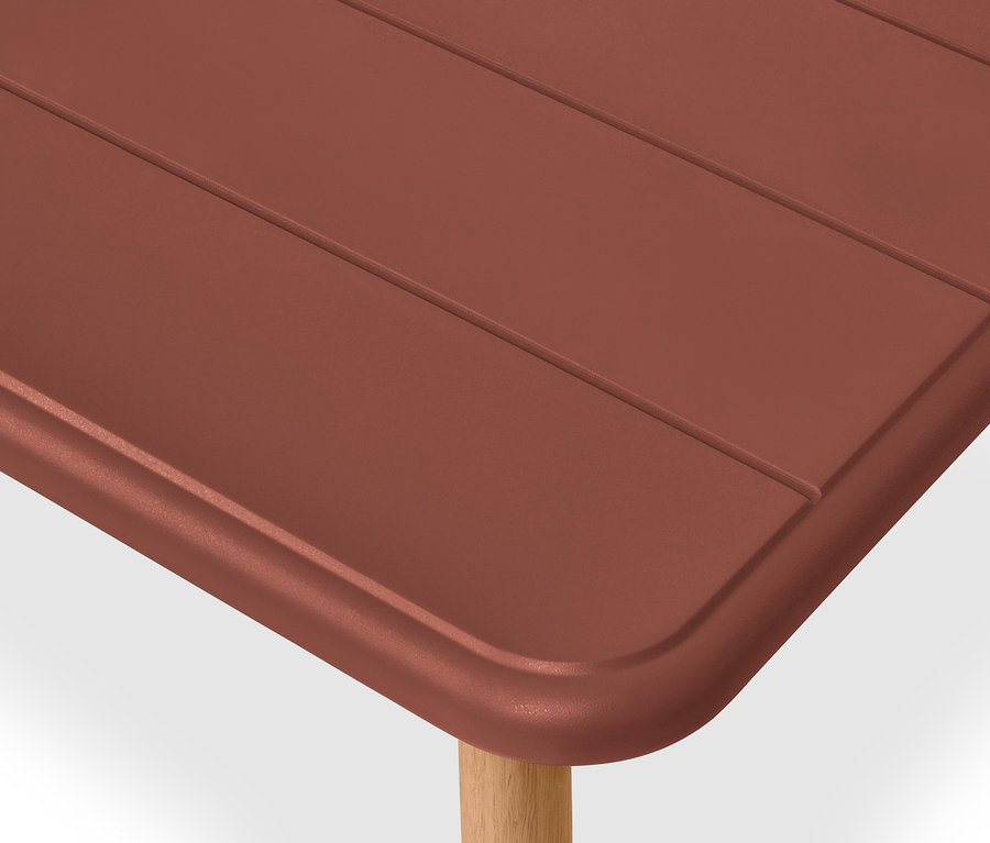 Detail terakotové třídílné sady zahradního nábytku.