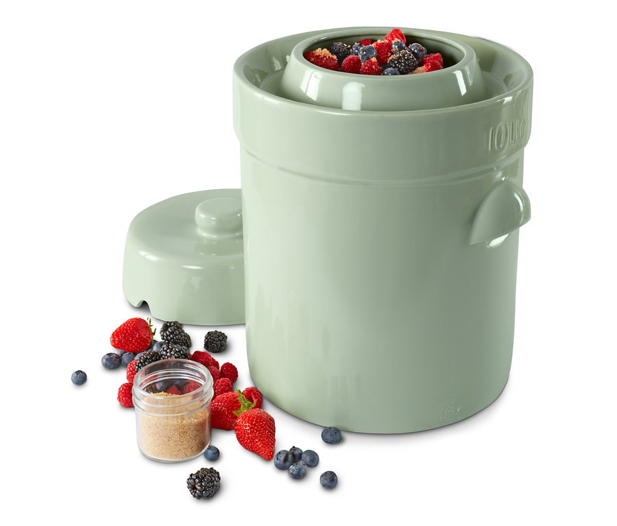 Zelený kameninový hrnec MS na kvašení s víkem a ovocem.