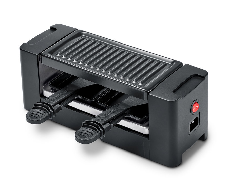 Detailní pohled na černý raclette gril pro dvě osoby.