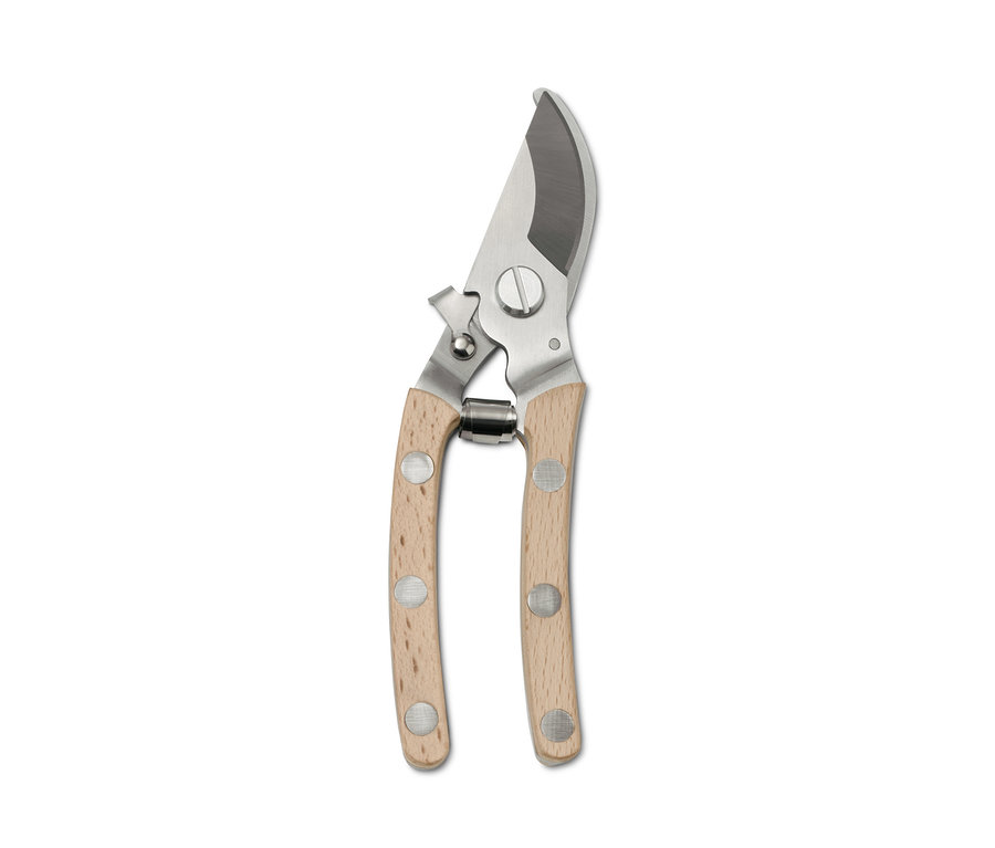 Zahradnické nůžky se světlou dřevěnou rukojetí a stříbrnou čepelí.