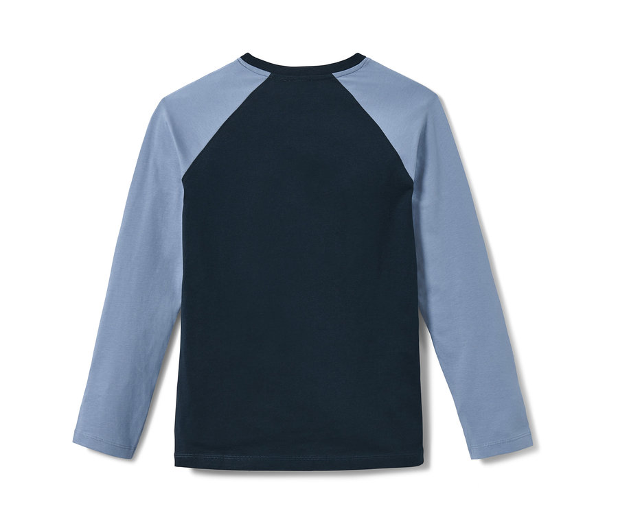 Detail dětského pyžama, 2 ks, s tmavě modrým tělem a světle modrými rukávy.