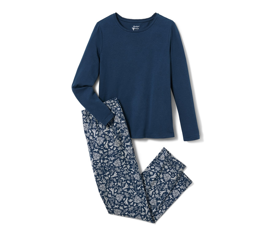 Modré pyžamo s dlouhým rukávem a vzorovanými kalhotami.