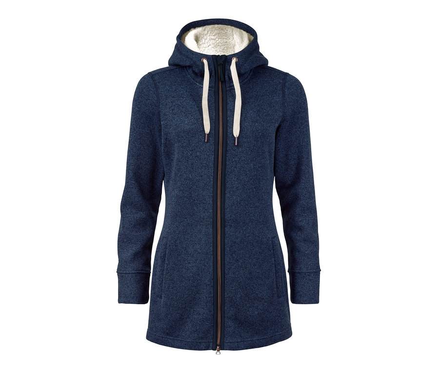 Modrý kabát z pleteného fleecu se zipem a kapucí s bílou podšívkou.
