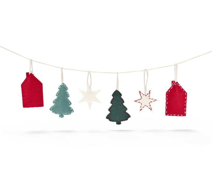 Girlanda s plstěnými přívěsky domů, stromů a hvězd visí na bílém provázku.