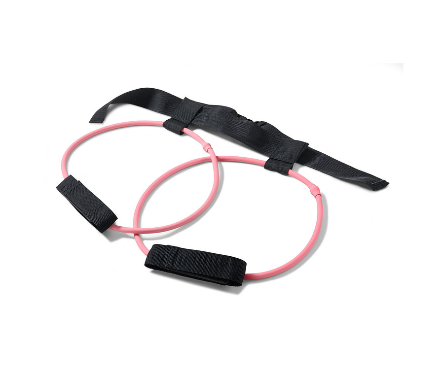 Růžová posilovací guma s černými popruhy.