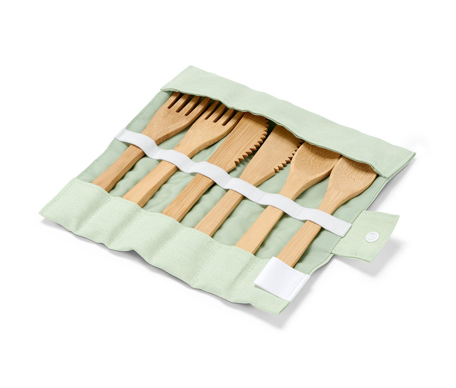 Sada piknikového příboru v zeleném obalu.