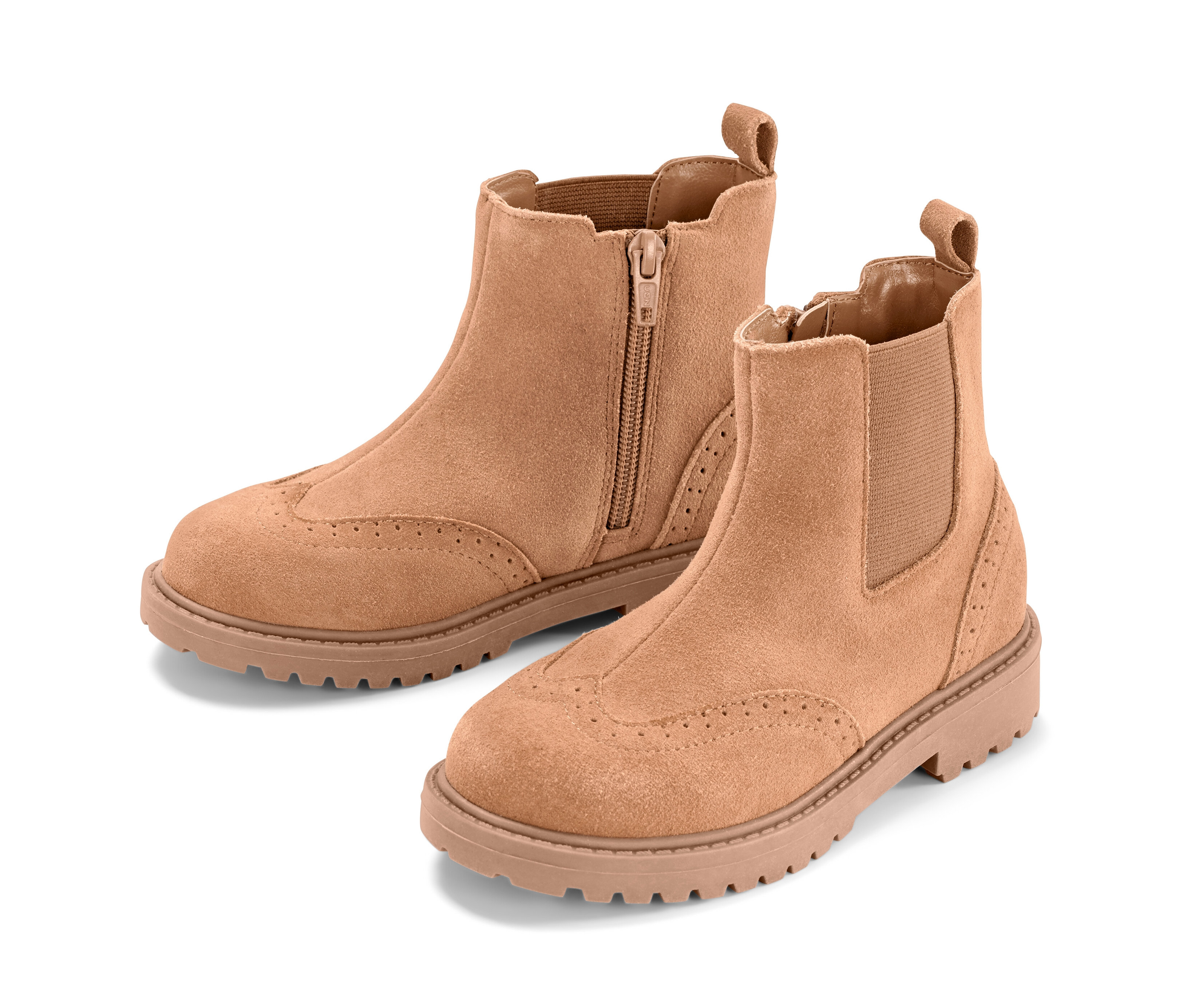 Dvoje dětské kožené kotníkové boty světle hnědé barvy.