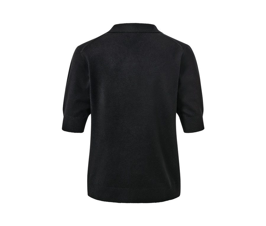 Černá polokošile z jemného úpletu.