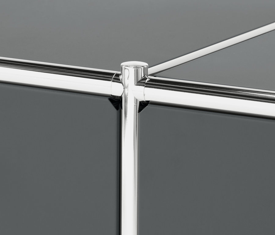 Detail šedé komody CN3 s chromovanou konstrukcí.