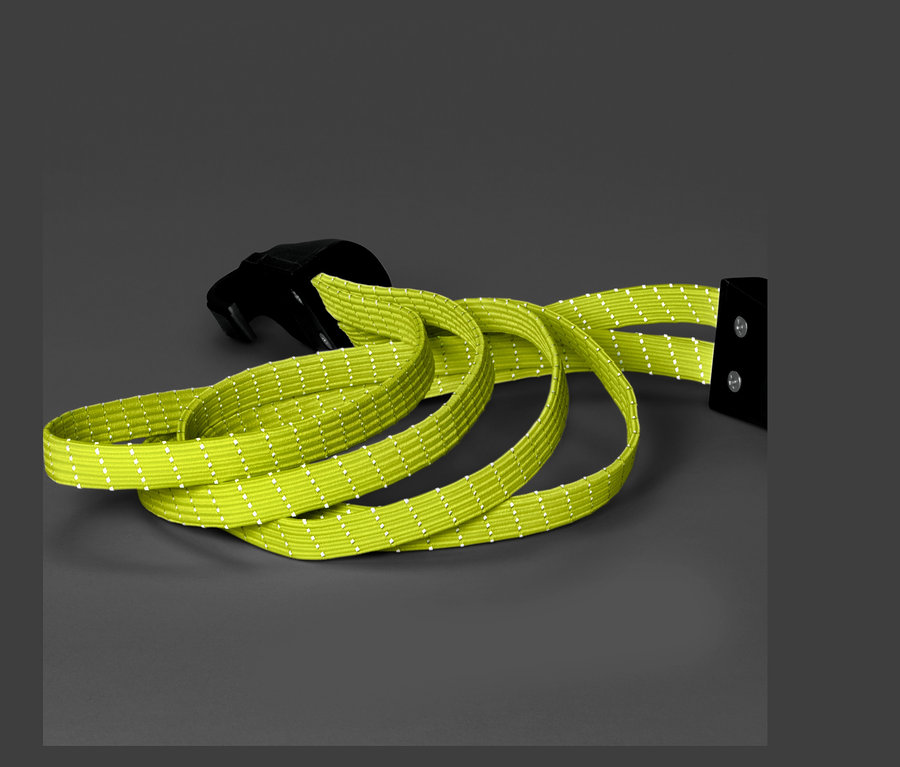 Zelený upínací popruh na jízdní kolo s černou sponou na šedém pozadí.