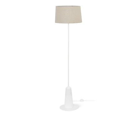 Bílá stojací lampa s textilním stínidlem.