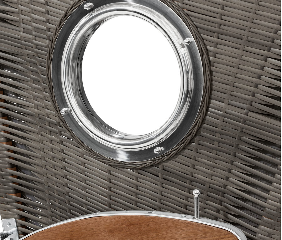 Detail prémiového plážového koše XL s výklopnými stolky, ukazující proutěný design a kulaté okno.