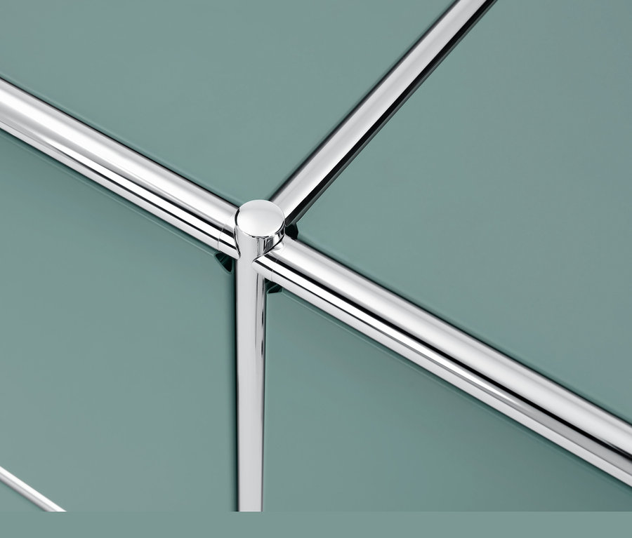 Detail šalvějově zelené odkládací skříňky »CN3« se 2 přemístitelnými výklopnými dvířky.