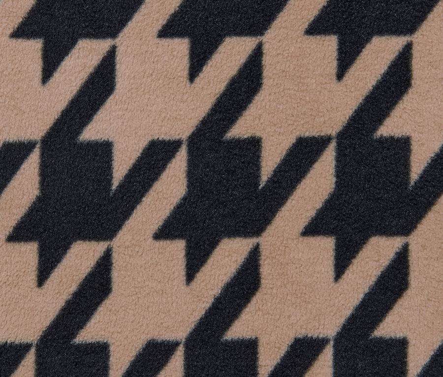 Detail fleecové kruhové šály s potiskem kohoutí stopy.