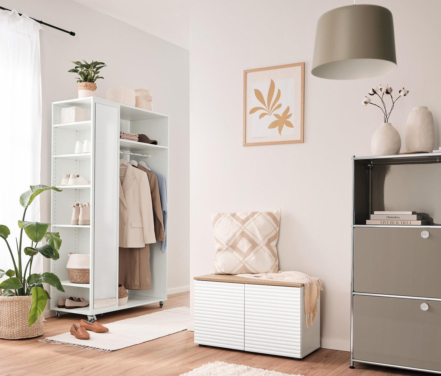 Interiér s mobilní šatní skříní se zrcadlem, lavicí a pufem s úložným prostorem a kovovým odkládacím stolkem »CN3« se 2 výklopnými dvířky.