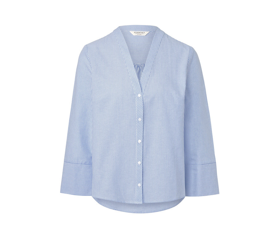 Proužkovaná světle modro-bílá halenka s dlouhými rukávy a knoflíky.
